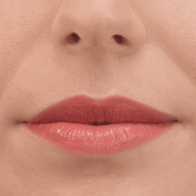 Application rouge à lèvres 511 Parenthèse à Montmartre couleur caramel